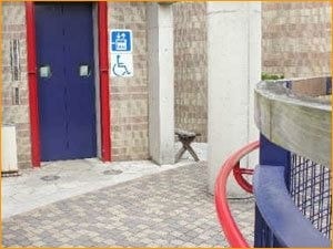 青い扉のエレベーター