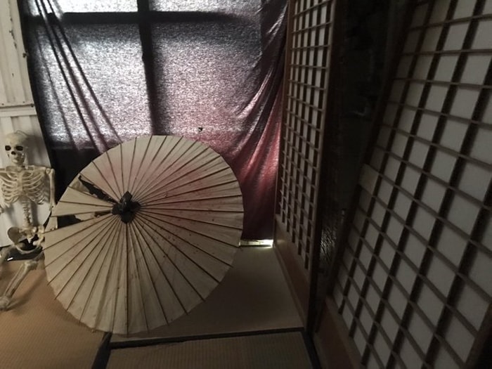 鬼滅の刃などダークな和装作品にピッタリな廃屋