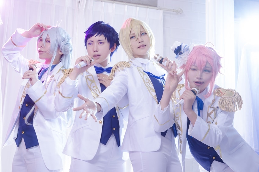 ステージ風の背景で4名のコスプレイヤーがステージ公演